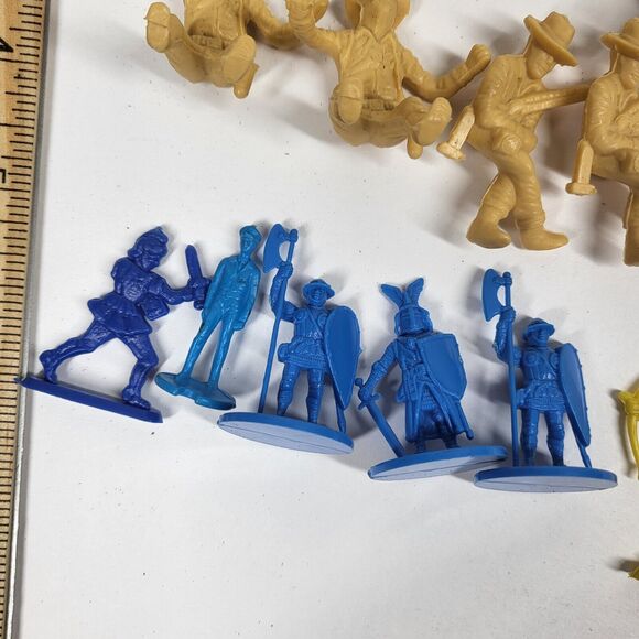 Lot of Plastic Toy Soldiers Knights Horses Cowboys Vintage Weapons & Warriors - Picture 5 of 7